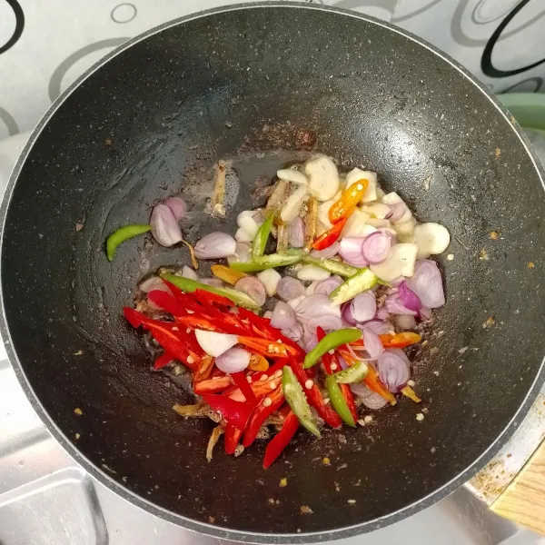 Masukkan bumbu tumis. Masak sampai layu.