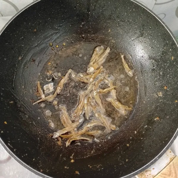 Goreng ikan teri dengan sedikit minyak.