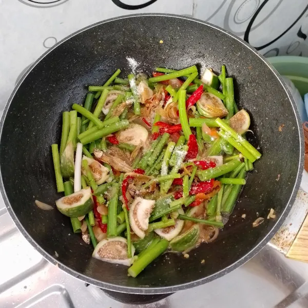 Tambahkan seasoning dan sedikit air. Aduk rata. Masak sampai matang. Icip rasa. Sajikan.