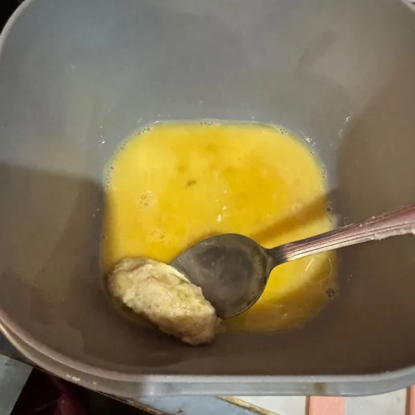 Celupkan ke dalam kocokan telur