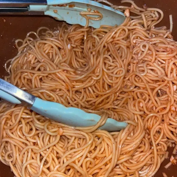 Mie kuda menjangan yang sudah direbus lalu angkat tiriskan sebentar, lalu campurkan bumbu saus yg sudah di racik diamkan selama 5 menit