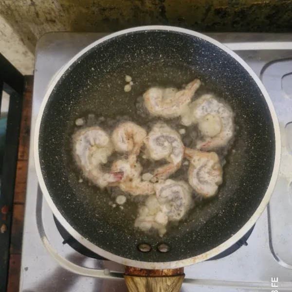 Goreng udang hingga berwarna kuning kecoklatan, kemudian angkat dan tiriskan.