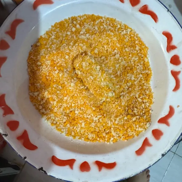 Lumuri tepung panir hingga menempel