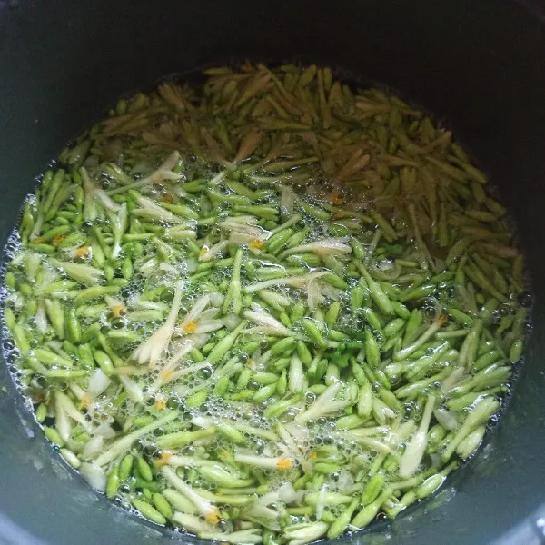 Siapkan bunga pepaya, tambahkan garam secukupnya kemudian remas-remas dan rendam dengan air mendidih diamkan sampai suhu ruang. Setelah dingin bilas dengan air bersih.