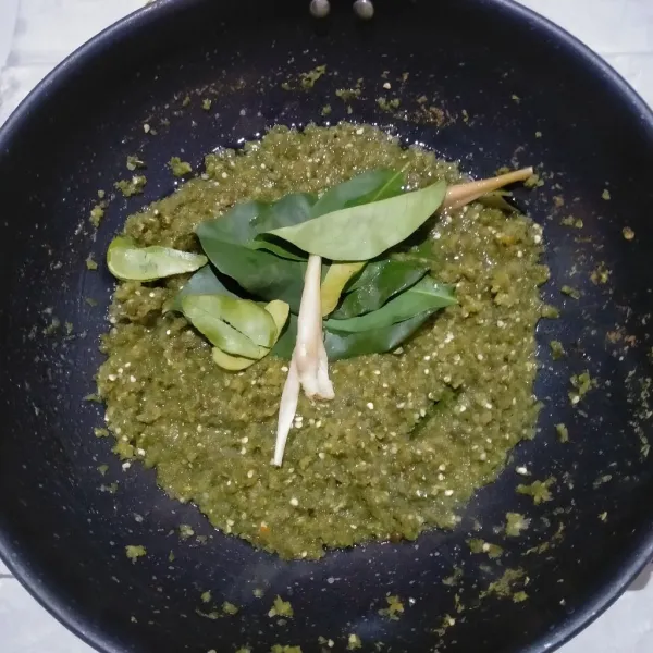 Tumis bumbu halus hingga kadar airnya berkurang.Tambahkan secukupnya minyak goreng,tumis bumbu halus  kembali bersama serai,daun salam dan daun jeruk