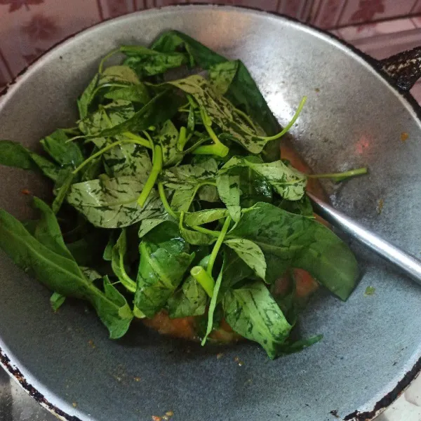 Setelah bumbu matang tambahkan air secukupnya kemudian masukkan kangkung masak sebentar sampai layu.