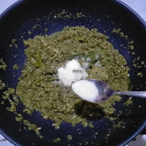 Beri garam,kaldu jamur,gula pasir,saos tiram,aduk rata.Jangan lupa test rasa