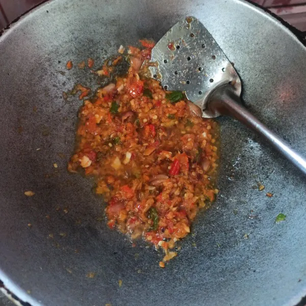 Tumis bumbu halus dan lengkuas sampai harum dan matang.