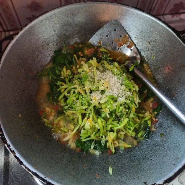 Selanjutnya masukkan bunga pepaya, bumbui dengan garam, gula, dan kaldu jamur aduk rata. Terakhir masukkan kecap manis aduk rata dan masak hingga bumbu meresap.