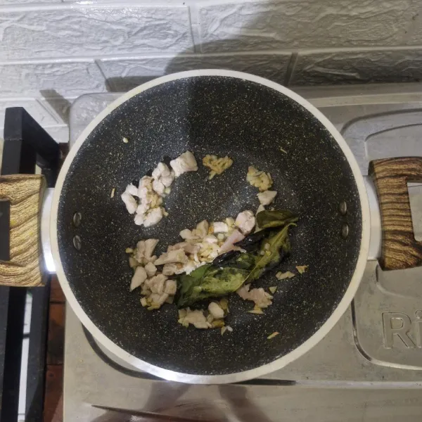 Tumis bawang putih, jahe, dan daun salam hingga tercium wangi. Masukkan ayam yang sudah dicincang hingga berubah warna.
