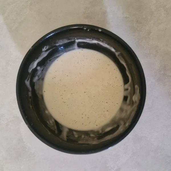 Buat adonan dengan menuangkan tepung dan bumbu halus seperti bawang putih, lada, garam, dan kaldu jamur ke dalam mangkok. Kemudian, aduk hingga tercampur merata. Selanjutnya, tambakan sedikit demi sedikit air secara bertahap agar adonan tidak bergerindil.