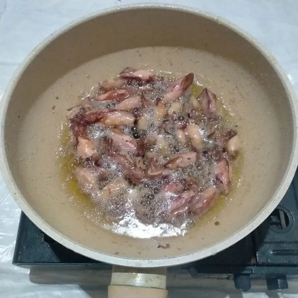 Panaskan secukupnya minyak goreng.Masukan cumi,goreng hingga matang