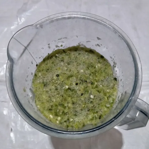 Haluskan semua bahan bumbu halus