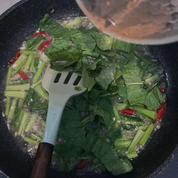 Masukkan bagian daun sawi dan daun bawang potong lalu kasih air secukupnya