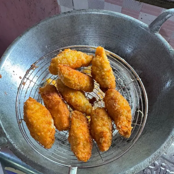 Angkat, tiriskan dan udang keju siap disajikan hangat hangat