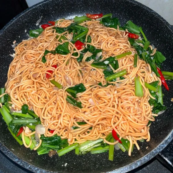 Masukkan mie dan masak hingga tercampur rata cek rasa angkat dan sajikan
