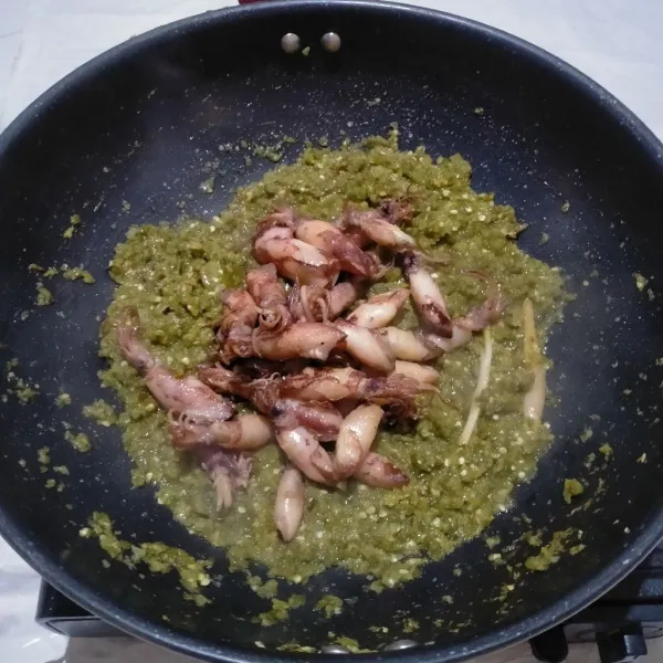 Masukan cumi,aduk,masak sesaat.Angkat dan sajikan