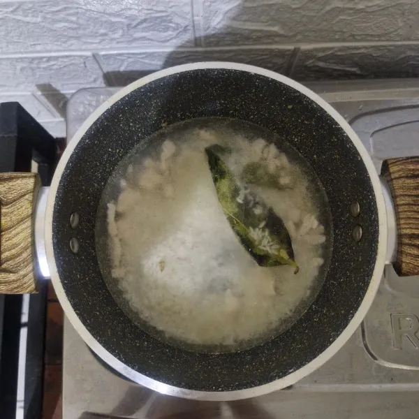 Masukkan beras, garam, dan kaldu jamur. Aduk hingga merata. Kemudian, masak menggunakan api kecil hingga mendidih. Setelah itu, matikan kompor.