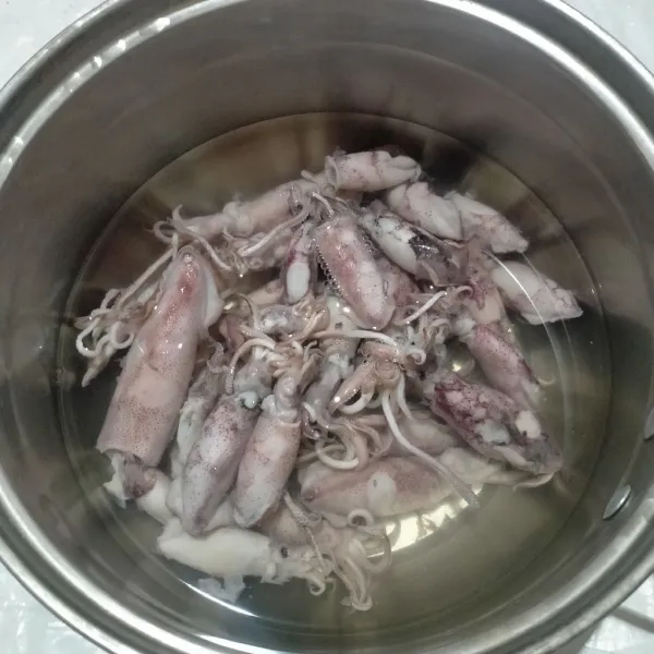 Didihkan air.Cuci cumi dan rendam dengan air yang telah hangat selama 10 menit