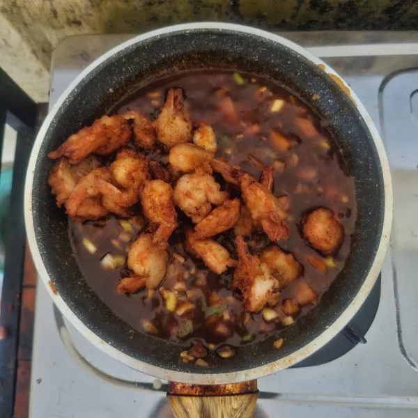 Masukkan udang yang sudah digoreng, aduk hingga tercampur merata, dan tunggu hingga bumbu meresap.