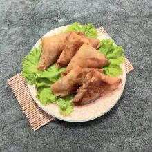 Sajikan martabak mie selagi hangat.