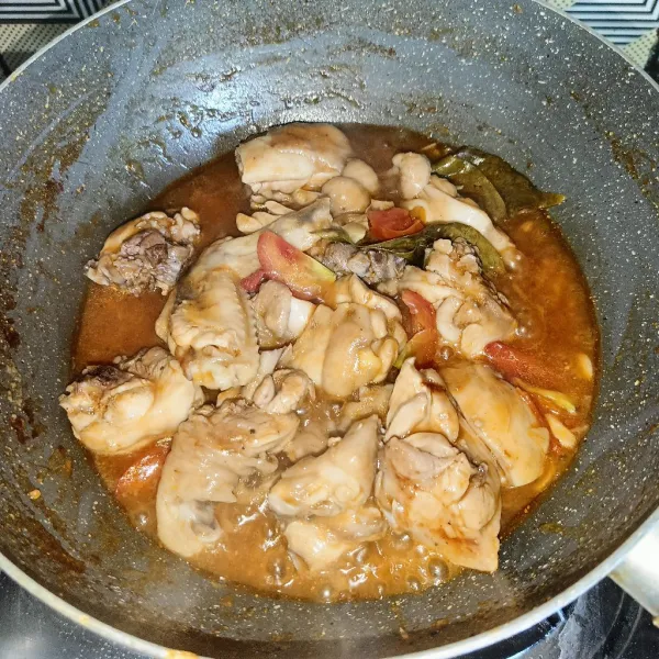 Masak sampai ayam matang dan kuahnya mengental, koreksi rasanya dan siap disajikan.