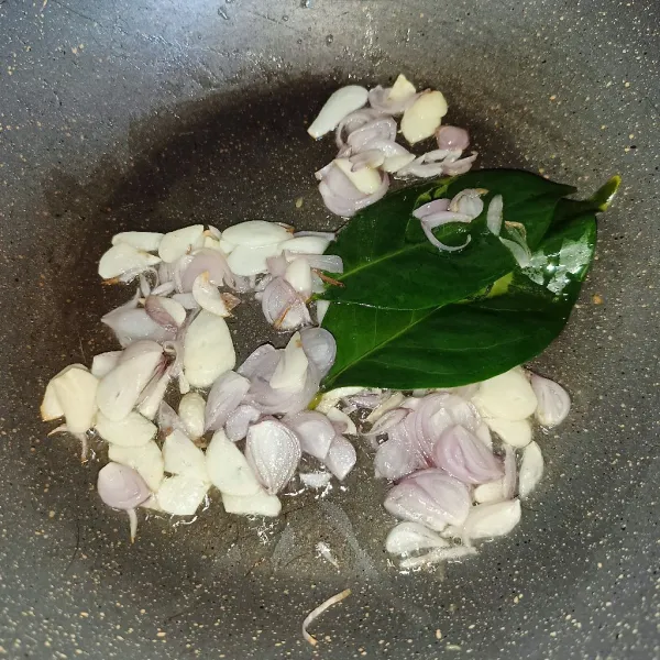 Tumis bawang merah, bawang putih, dan daun salam sampai harum dan layu.