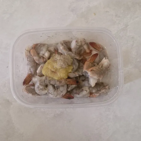 Bersihkan udang, kemudian hilangkan kulitnya. Marinasi dengan bawang putih, lada bubuk, garam, dan jeruk nipis tunggu selama 10-15 menit.
