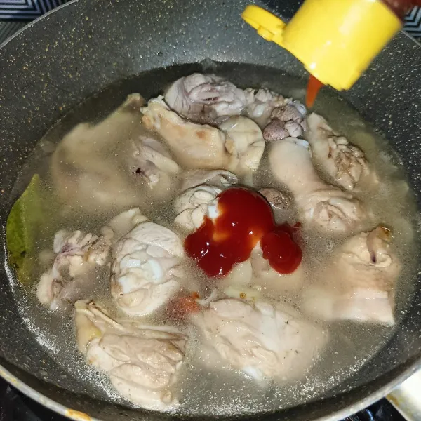 Tuang air dan tambahkan saus tomat, saus tiram, garam, lada bubuk, gula pasir, dan penyedap rasa.