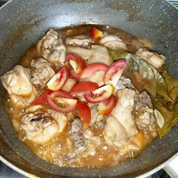 Kemudian tambahkan irisan tomat dan aduk rata.