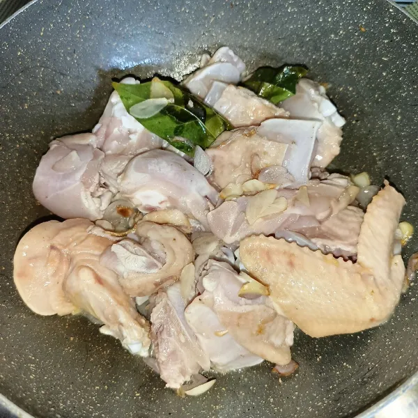 Masukkan ayam dan aduk-aduk sampai ayam kaku.