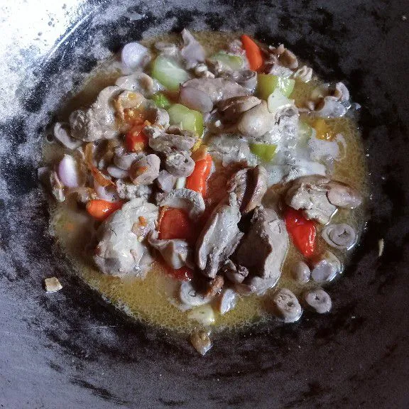 Sesudah harum masukkan hati ampela ke dalam wajan, masukkan seluruh bahan garam, penyedap, tambahkan air dan jangan lupa tes rasa.