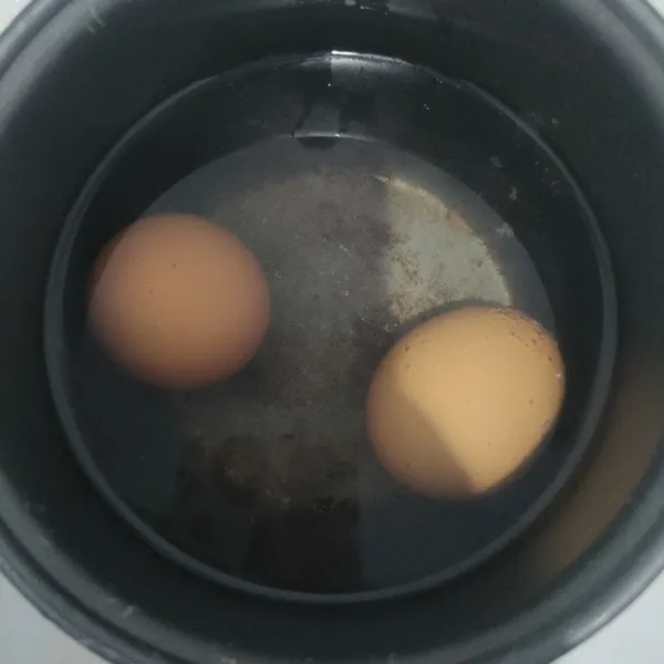 Step ke lima, rebus telur hingga kematangan sesuai selera.