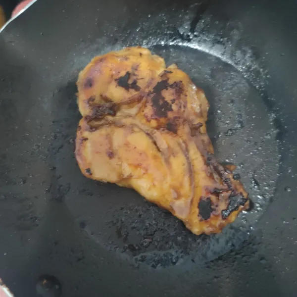 Step ketiga, panggang ayam hingga matang.