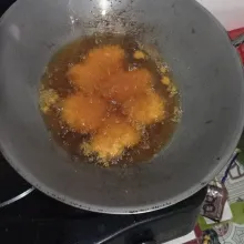 Panaskan minyak (Pastikan semua daging ke rendem ya) Setelah panas goreng dendeng ragi pake api kecil (Tunggu mengapung baru balik, goreng hingga kecoklatan.