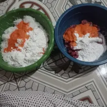 Bumbui daging dan aduk rata (Pelan ya biar dagingnya ga hancur), kasi tepung kanji aduk lagi, lakukan yang sama pada parutan kelapa.