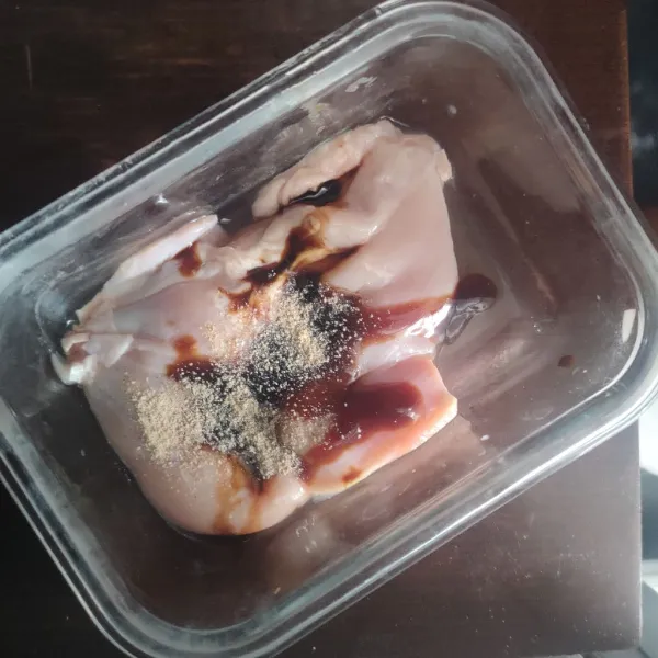 Step kedua, marinasi paha ayam fillet dengan, 1 sdm saus tiram, 1 sdm kecap manis, dan 1 sdt lada bubuk.