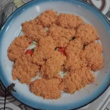 Lapisi daging dengan adonan kelapa pipihkan (Sedikit diteken-teken)