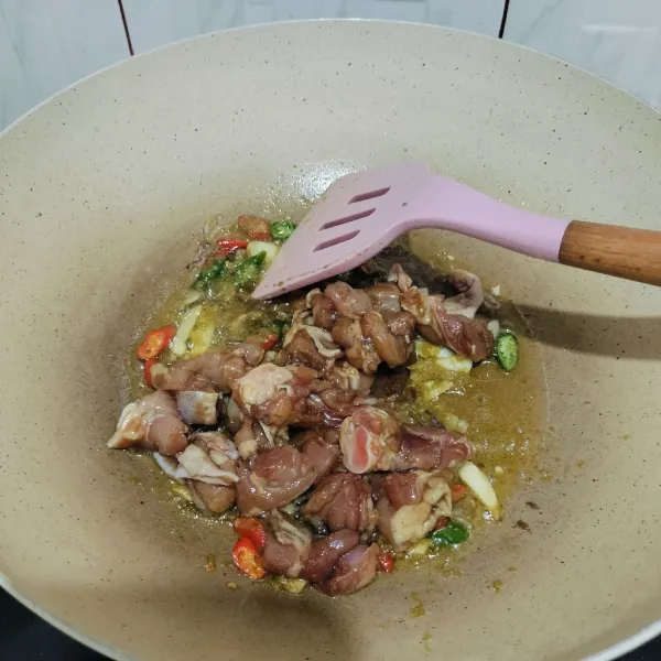 lalu masukan ayam yang sudah di bumbui sebelum nya
