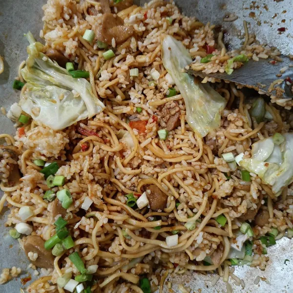Aduk-aduk sampai merata kemudian masukkan daun bawang, masak sebentar, siap disajikan!