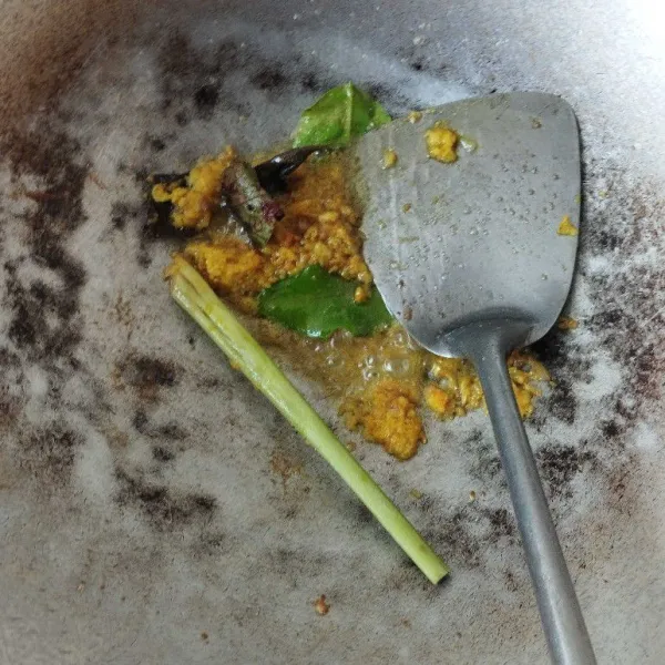 Tumis bumbu halus hingga harum dan matang, masukkan sereh daun jeruk, dan daun salam.
