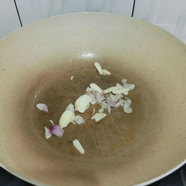 tumis bawang merah dan bawang putih hingga harum