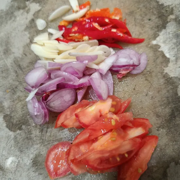 Iris-iris semua bumbu.