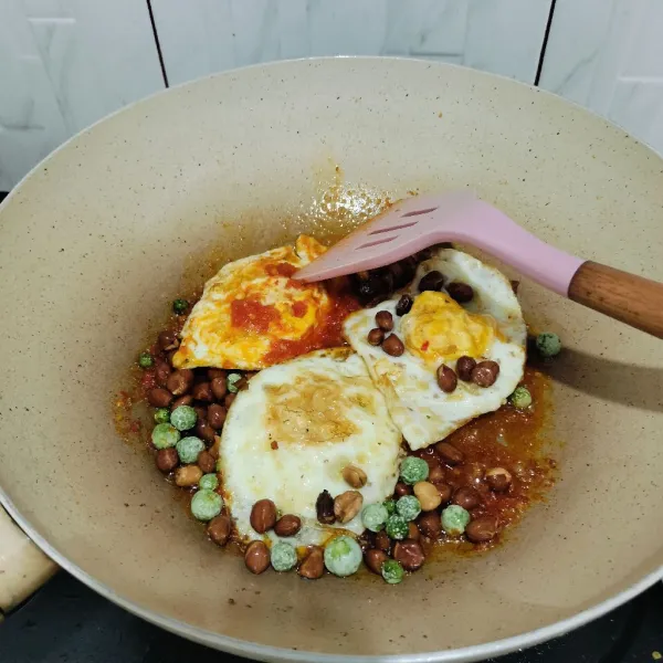 masukan telur ceplok, kacang dan rimbang