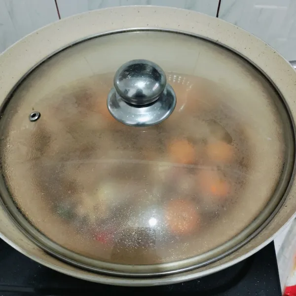 masak hingga ayam dan wortel empuk sambil wajan nya ditutup