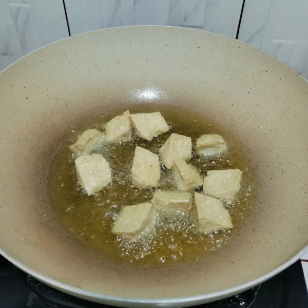 goreng tahu hingga berkulit sisihkan