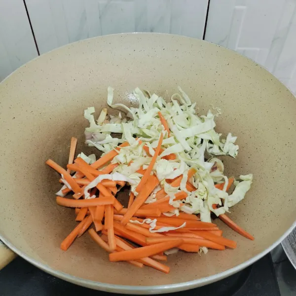 masukan kol dan wortel yang sudah di iris masak hingga sayur matang