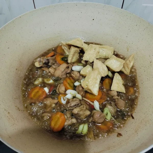 masukan tahu dan daun bawang aduk rata