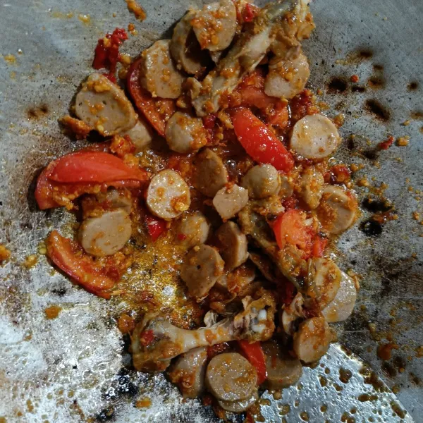 Masukkan bakso, tumis sebentar.