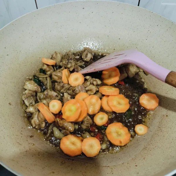 masukan wortel, tambahkan 100 ml air